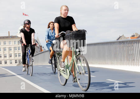 Kopenhagen, Dänemark - 24 August, 2017: Eine Gruppe von drei Radfahrer Zyklen über die Brücke Inderhavnbroen. Stockfoto