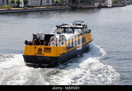 Kopenhagen, Dänemark - 24 August, 2017: eines von Kopenhagens Hafen Busse des öffentlichen Verkehrs in der Nähe der Haltestelle am Nyhavn. Stockfoto