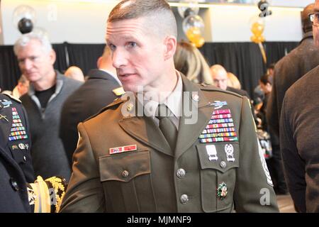 Daniel A. Dailey (* 1969) war der 15. Sergeant Major der Army und diente von 2015 bis 2019 als Senior Advisor des Chief of Staff der United States Army. Das Archivbild dokumentiert seinen Auftritt in der vorgeschlagenen Pink and Green Daily Service Uniform beim 118. Army-Navy-Spiel in Philadelphia, Pennsylvania, am 9. Dezember 2017. Stockfoto