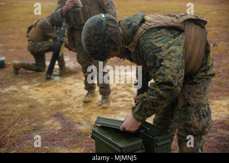 Lance Cpl. Robert Marino bereitet 81 mm hoch explosiven Mörtel Runden während einem Anruf-für-Fire Training übung in Camp Lejeune, N.C., Dez. 7, 2017. Marines Gespräch führen - für - fire Training, eine Methode der Fire Support verwendet, um einen Feind zu unterdrücken oder Sie richten eine defensive, mehrmals während des ganzen Jahres expeditionary Bereitschaft zu halten. Marino ist ein mortarman mit Alpha Company, 2. LAR. (U.S. Marine Corps Foto von Lance Cpl. Leynard Kyle Plazo) Stockfoto