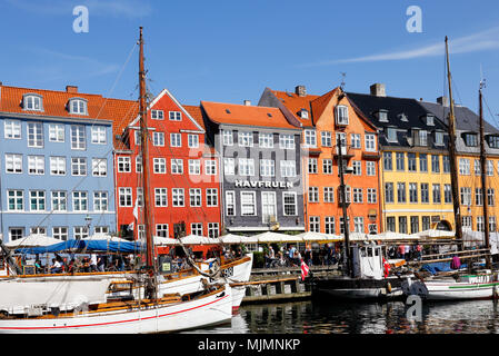 Kopenhagen, Dänemark - 24 August, 2017: Blick auf die Kopenhagener Restaurant Viertel Nyhavn mit angelegten Boote im Kanal vor bunten Der bui Stockfoto