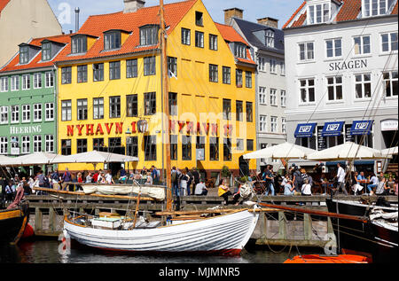 Kopenhagen, Dänemark - 24 August, 2017: Außenansicht des yellew Gebäude verfügte über das Restaurant Nyhavn 17 in Nyhavn. Stockfoto