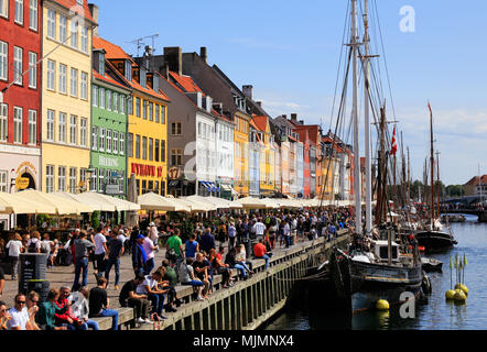 Kopenhagen, Dänemark - 24 August, 2017: Blick auf den Bereich mit Restaurants in Nyhavn. Stockfoto