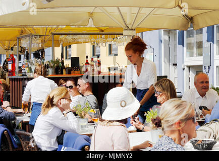Kopenhagen, Dänemark - 24 August, 2017: Gäste und Personal im Außenbereich in einem Restaurant im Stadtteil Nyhavn. Stockfoto