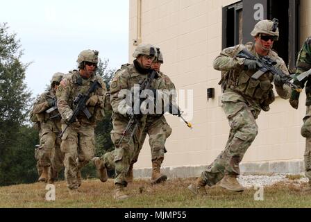 Troopers vom 1. Staffel "Tiger", 3.Kavallerie Regiments, Manöver um Gebäude während eines städtischen Ausbildung übung Dez. 7, 2017 in Fort Hood, Texas. Der städtischen Ausbildung Übung war in Vorbereitung des Regiments upcoming National Training Center Rotation zu Beginn des nächsten Jahres statt. Stockfoto