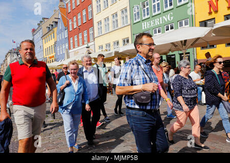 Kopenhagen, Dänemark - 24 August, 2017: die Menschen gehen in Sonnenschein in Nyhavn. Stockfoto
