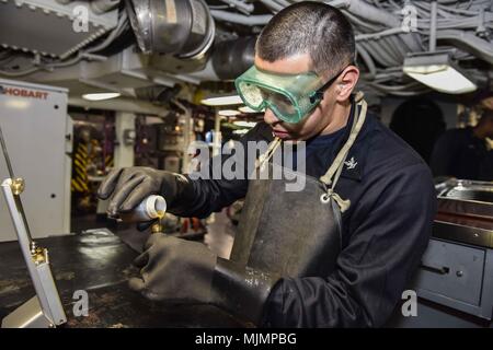 171212-N-SK 327-1016 arabischen Golf (31. 12, 2017) Engineman 3. Klasse Angelo Torres tests Schmieröl- Probe an Bord der Flugzeugträger USS Theodore Roosevelt (CVN 71). Theodore Roosevelt und ihre Carrier strike Group werden in den USA 5 Flotte Bereich für Maßnahmen zur Erhöhung der Sicherheit im Seeverkehr im Einsatz Verbündeten und Partnern zu beruhigen und der Freiheit der Schiffahrt und des freien Handels in der Region erhalten. (U.S. Marine Foto von Mass Communication Specialist 3. Klasse Rachael Treon/Freigegeben) Stockfoto