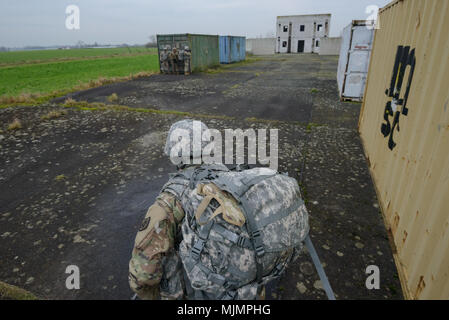 Ein US-Soldat, der 39 strategisches Signal Bataillon zugeordnet, eilt zu seiner Gruppe unter Unterstützungsfeuer während einer situativen - Training für Prime Time Training des Kommandanten auf chièvres Air Base, Belgien, Dez. 6, 2017. (U.S. Armee Foto von visuellen Informationen Spezialist Pierre-Etienne Courtejoie) Stockfoto