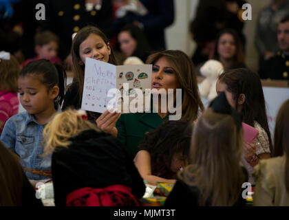 171213-N-IG 696-445 WASHINGTON (31. 13, 2017) First Lady Melania Trump Bewertungen eine Weihnachtskarte von einem Kind an der jährlichen Marine Corps Stiftung Holzspielzeug für Tots Ereignis auf gemeinsamer Basis Anacostia-Bolling. Trump geholfen Kinder Karten, sortiert Spielwaren und begrüßt den militärischen Familien bei der Veranstaltung. (U.S. Marine Foto von Mass Communication Specialist 2. Klasse Jason Amadi/freigegeben) Stockfoto