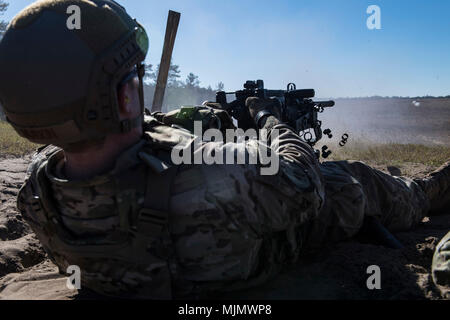 Staff Sgt. Richard Murkin, 823 d Base Defense Squadron fireteam Mitglied, feuert eine .50 Kaliber M2 Maschinengewehr, während eines schweren Waffen Qualifikation, Dez. 13, 2017 im Camp Blanding gemeinsame Training Center, Fla. Flieger Schuß an Zielen mit der M2 und ihre Deutschkenntnisse zu pflegen und sich mit der Waffe vertraut machen. (U.S. Air Force Foto von älteren Flieger Janiqua S. Robinson) Stockfoto