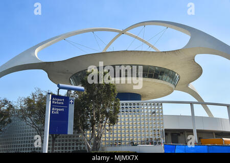 Das Los Angeles International Airport Theme Building ist ein architektonisches Wahrzeichen aus der Raumzeit 1961 am Los Angeles International Airport in Kalifornien. Das Archivbild dokumentiert eine Zeremonie vom 6. Dezember 2017, die die Verlegung eines Zentrums von United Service Organizations in einen renovierten 7.000 Quadratmeter großen Abschnitt des Gebäudes bezeichnete und die zuvor vor Ort verwendeten provisorischen Anhänger ersetzt. Stockfoto