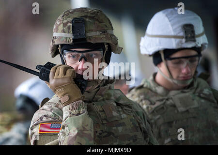 Armee 2. Lt. Maxwell Cormier, Links, 3 Battalion, 509Th Parachute Infantry Regiment, 4. Brigade Combat Team (Airborne), 25 Infanterie Division, U.S. Army Alaska, kommuniziert mit den Bereich Personal während M67 Splittergranate live Fire Training bei Joint Base Elmendorf-Richardson, Alaska, Dez. 12, 2017. Während der Einarbeitung Ausbildung der Soldaten warf Leben Handgranaten und ihre Deutschkenntnisse zu verbessern. Die Fragmentierung Handgranate hat eine tödliche Radius von 5 Meter und kann bis zu 15 Meter Verluste produzieren, dispergieren Schrapnell so weit wie 230 Meter. (U.S. Air Force Foto von Alej Stockfoto