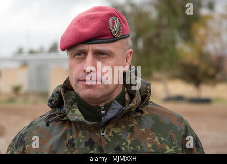 Deutsche Oberstleutnant Andreas Steinhaus, das neue Kurdistan Training Coordination Center Commander, eingesetzt zur Unterstützung der Operation inhärenten Lösen, Bewertungen Koalition Schulungen für Partner Kräfte in der Nähe von Erbil, Irak, Dez. 6, 2017. Die Breite und Vielfalt der Koalitionspartner zeigt die globalen und einheitlichen Ziel der Sieg über ISIS im Irak und in Syrien. CJTF-OIR ist die globale Koalition zu besiegen ISIS im Irak und in Syrien. (U.S. Armee Foto von Sgt. Tracy McKithern) Stockfoto