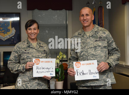 Colonel Debra Vogt, 81st Training Wing Commander, und Chief Master Sgt. Kenneth Carter, 81St TRW Befehl Chief, zeigen ihre Ursache Karten auf den kombinierten Bundes Kampagne am Hauptsitz Dez. 7, 2017, auf Keesler Air Force Base, Ohio zu treten. Die kombinierte Bundestagswahlkampf ist der weltweit größte und erfolgreichste Kampagne am Arbeitsplatz geben. Seit 1964, Federal Mitarbeiter haben mehr als 8 Mrd. $ für die Nächstenliebe und Ursachen, die sich in der Nähe und Liebe zu Ihnen werden gespendet. Die lokale Kampagne an Keesler AFB ist in vollem Gange und läuft durch Jan. 12, 2018. (U.S. Air Force Foto von Kemb Stockfoto