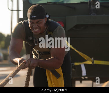 Us Marine Corps Sgt. Christopher Deon Fisher jr., eine Aviation Ordnance Techniker Marine Aviation Logistics Squadron 13, zugewiesen in der Marine Corps Air Station (WAB) Yuma, Ariz stationiert, zieht eine P-19 R Flugzeuge Rettung und Brandbekämpfung Fahrzeug für den Strongman Wettbewerb Dez. 15, 2017 auf der Station Parade Deck zu üben. Die Praxis ist für den Stier der Wüste Strongman Wettbewerb Feb.17, 2018 in Yuma, Ariz (USA schiefergedeckt vorzubereiten Marine Corps Foto von Lance Cpl. Sabrina Candiaflores) Stockfoto