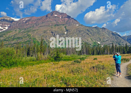 Liebhaber der Natur auf Die beiden Medizin Lake Trail im Glacier National Park Stockfoto