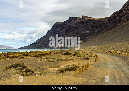 Blick auf den Risco de Famara von der Playa de Famara im Nordwesten von Lanzarote Stockfoto