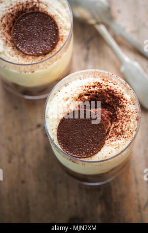 Tiramisu in Glas mit Schokolade Stockfoto