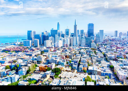 Luftaufnahme von San Francisco Downtown Skyline, das Bankenviertel und die Oakland Bay Bridge in der Bucht. Stockfoto