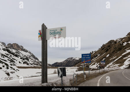 Verkehrszeichen an der Grenze zwischen Venetien und Südtirol - Fedaia Pass, Italien Stockfoto