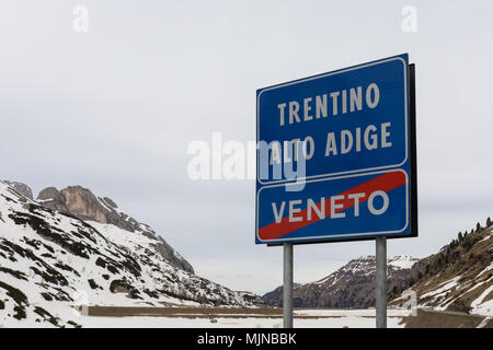 Schild an der Grenze zwischen Venetien und Südtirol, Italien Stockfoto