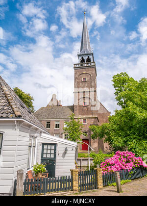 Street Scene mit Kirchturm und Teil der Holz- Haus in der historischen Altstadt von Broek in Waterland, Noord-Holland, Niederlande Stockfoto