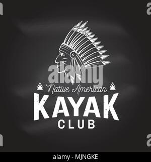 Kajak Club auf dem Schwarzen Brett. Vector Illustration. Konzept für T-Shirt, Druck, Stempel oder T-Stück. Vintage Typografie Design mit indianischen Silhouette. Stock Vektor