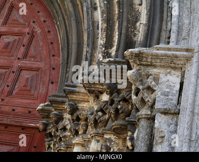 Lissabon, Portugal - 30. Oktober 2018. Eingangstür Detail der Ruinen von Carmo Kirche, erstaunliche Touristen Attraktion in Lissabon, Portugal. Stockfoto