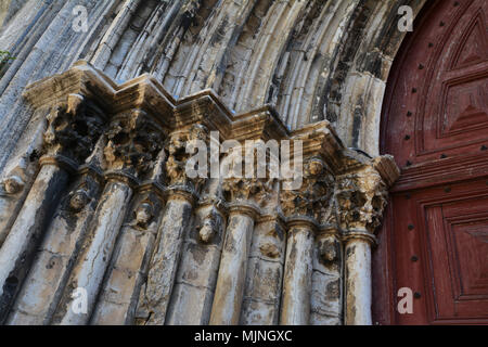 Lissabon, Portugal - 30. Oktober 2018. Eingangstür Detail der Ruinen von Carmo Kirche, erstaunliche Touristen Attraktion in Lissabon, Portugal. Stockfoto
