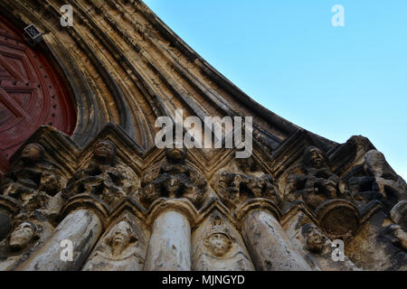 Lissabon, Portugal - 30. Oktober 2018. Eingangstür Detail der Ruinen von Carmo Kirche, erstaunliche Touristen Attraktion in Lissabon, Portugal. Stockfoto