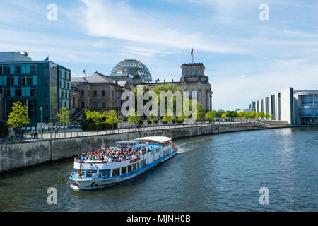 Berlin, Deutschland - Mai, 2018: Touristenboot tun Sightseeing Tour auf der Spree an deutschen Reichtag in Berlin, Deutschland Stockfoto