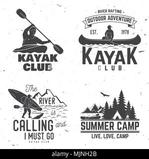 Einstellen der Kajak Club Abzeichen. Vector Illustration. Konzept für T-Shirt, Druck, Stempel oder T-Stück. Vintage Typografie Design mit Blick auf die Berge, den Fluss und Kayaker silho Stock Vektor