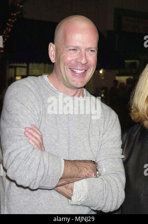 17 Dec 2000, Westwood, Los Angeles, Kalifornien, USA --- Ursprüngliche Bildunterschrift: Filmpremiere von All die schönen Pferde an der Bruin Theater in Westwood, Los Angeles. - - -' Tsuni/- "Bruce Willis 0194 Bruce Willis 0194 Stockfoto