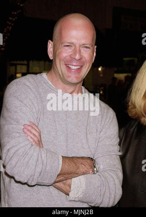 17 Dec 2000, Westwood, Los Angeles, Kalifornien, USA --- Ursprüngliche Bildunterschrift: Filmpremiere von All die schönen Pferde an der Bruin Theater in Westwood, Los Angeles. - - -' Tsuni/- "Bruce Willis Bruce Willis Stockfoto