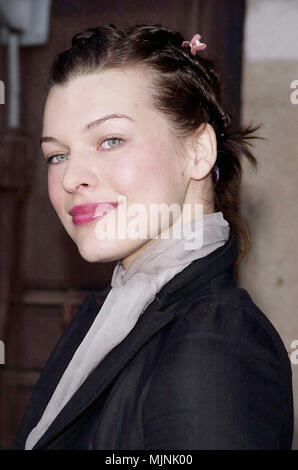 18 Nov 2000, Los Angeles, Kalifornien, USA --- Original Titel: L'Oreal Sponsor die Ovarian Cancer Research Fund ist für einen Super Samstag L.A. Garage Verkauf in den Straßen von New York auf der Paramount. - - -' Tsuni/-'Mila Jovovich 0010 Mila Jovovich 0010 Stockfoto