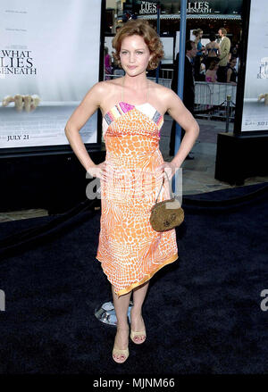 18 Aug 2000, Los Angeles, Kalifornien, USA --- Carla Gugino im 'Was liegt unter 'Premiere. 7/18/00 - Los Angeles, CA -- "tsuni/USA "Carla Gugino Carla Gugino Prominente Fashion/voller Länge vom roten Teppich -1994-2000, eine Person, Vertikal, Besten, Hollywood Leben, eine Person, Vertikal, Besten, Hollywood Leben, Event in Hollywood Leben - Kalifornien, Red Carpet Event, Vertikal, USA, Filmindustrie, Prominente, Fotografie, Bestof, Kunst, Kultur und Unterhaltung,,, Topix Stockfoto