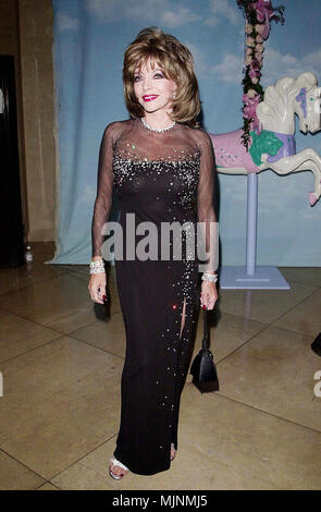 28 Okt 2000, Los Angeles, Kalifornien, USA --- Ursprüngliche Bildunterschrift: das Karussell der Hoffnung, ein Nutzen für die Kinder Diabetes Foundation wurde im Beverly Hilton in Los Angeles. - - -' Tsuni/USA "Joan Collins Joan Collins Stars Mode/voller Länge vom roten Teppich -1994-2000, eine Person, Vertikal, Besten, Hollywood Leben, eine Person, Vertikal, Besten, Hollywood Leben, Event in Hollywood Leben - Kalifornien, Red Carpet Event, Vertikal, USA, Filmindustrie, Prominente, Fotografie, Bestof, Kunst, Kultur und Unterhaltung,,, Topix Stockfoto