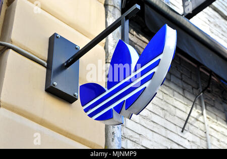 Moskau, Russland - 02.Mai: das Logo von Adidas Flagship Store, Moskau am 2. Mai 2018. Stockfoto