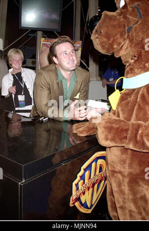 09 Aug 2000, Las Vegas, Nevada, USA --- David Arquette und Scoobie-Doo an der VSDA (Video). 07/09/00 - Las Vegas, NV - - -' Tsuni/USA "David Arquette 0056 David Arquette 0056 Celebrities Fashion / Drei Viertel vom roten Teppich -1994-2000, eine Person, Vertikal, Besten, Hollywood Leben, Event in Hollywood Leben - Kalifornien, Red Carpet Event, Vertikal, USA, Filmindustrie, Prominente, Fotografie, Bestof, Kunst, Kultur und Unterhaltung,,, Topix David Arquette 0056 Veranstaltung in Hollywood Leben - Kalifornien, Red Carpet Event, Vertikal, USA, Filmindustrie, Prominente, Fotografie, Bes Stockfoto