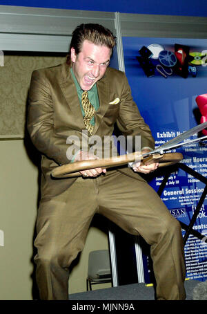 09 Aug 2000, Las Vegas, Nevada, USA --- David Arquette an der VSDA (Video). 07/09/00 - Las Vegas, NV - - -' Tsuni/USA "David Arquette 0058 David Arquette 0058 Celebrities Fashion / Drei Viertel vom roten Teppich -1994-2000, eine Person, Vertikal, Besten, Hollywood Leben, Event in Hollywood Leben - Kalifornien, Red Carpet Event, Vertikal, USA, Filmindustrie, Prominente, Fotografie, Bestof, Kunst, Kultur und Unterhaltung,,, Topix David Arquette 0058 Veranstaltung in Hollywood Leben - Kalifornien, Red Carpet Event, Vertikal, USA, Filmindustrie, Prominente, Fotografie, Bestof, Kunst Kultur Stockfoto