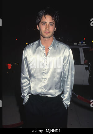 September 1995, Los Angeles, Kalifornien, USA --- Schauspieler Jared Leto sorgt sich ein Film, wie ein amerikanischer Quilt an der Samuel Goldwyn Theater in Los Angeles. - - -' Tsuni/USA "Jared Leto 082 Jared Leto082 Celebrities Fashion / Drei Viertel vom roten Teppich -1994-2000, eine Person, Vertikal, Besten, Hollywood Leben, Event in Hollywood Leben - Kalifornien, Red Carpet Event, Vertikal, USA, Filmindustrie, Prominente, Fotografie, Bestof, Kunst, Kultur und Unterhaltung,,, Topix Jared Leto 082 Veranstaltung in Hollywood Leben - Kalifornien, Red Carpet Event, Vertikal, USA, Filmindustrie, Stockfoto