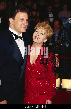 1997, USA - - - Albert Brooks und Debbie Reynolds - - -' Tsuni/Bourquard' Albert Brooks und Debbie Reynolds Albert Brooks und Debbie Reynolds Albert Brooks und Debbie Reynolds Ereignis in Hollywood Leben - Kalifornien, Red Carpet Event, Vertikal, USA, Filmindustrie, Prominente, Fotografie, Bestof, Kunst, Kultur und Unterhaltung, Topix Celebrities Fashion / vom roten Teppich -1994-2000, eine Person, Vertikal, Besten, Hollywood Leben, Event in Hollywood Leben - Kalifornien, Roter Teppich und backstage, USA, Filmindustrie, Prominente, Fotografie, Bestof, Kunst, Kultur und Unterhaltung, Topix Fami Stockfoto