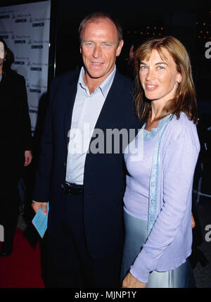 2000, USA - - - Corbin Bernsen und Frau Amanda zahlt bei der Filmpremiere der Rückkehr zu Mir - - -' Tsuni/Bourquard" Corbin Bernsen und Amanda Pays Corbin Bernsen und Amanda Pays Corbin Bernsen und Amanda Pays Ereignis in Hollywood Leben - Kalifornien, Red Carpet Event, Vertikal, USA, Filmindustrie, Prominente, Fotografie, Bestof, Kunst, Kultur und Unterhaltung, Topix Celebrities Fashion / vom roten Teppich -1994-2000, eine Person, Vertikal, Besten, Hollywood Leben, Event in Hollywood Leben - Kalifornien, Roter Teppich und backstage, USA, Filmindustrie, Prominente, Fotografie, Bestof, Kunst Kultur Stockfoto