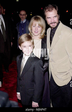 12 Okt 2000, Los Angeles, Kalifornien, USA --- Ursprüngliche Bildunterschrift: Sie zahlen uns Premiere war an der Akademie der Motion Picture in Los Angeles statt. - - -' Tsuni/Bourquard "Haley Joel Osment mit Familie Haley Joel Osment mit Familie Haley Joel Osment mit Familie Veranstaltung in Hollywood Leben - Kalifornien, Red Carpet Event, Vertikal, USA, Filmindustrie, Prominente, Fotografie, Bestof, Kunst, Kultur und Unterhaltung, Topix Celebrities Fashion / vom roten Teppich -1994-2000, eine Person, Vertikal, Besten, Hollywood Leben, Event in Hollywood Leben - Kalifornien, Roter Teppich und backstage, USA, Film In Stockfoto