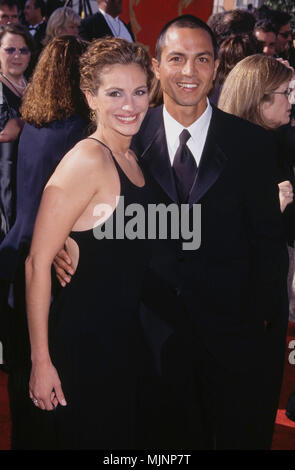 12 Aug 1999, Los Angeles, Kalifornien, USA --- Ursprüngliche Bildunterschrift: Schauspielerin Julia Roberts und Freund/Schauspieler Benjamin Bratt auf der 51 Emmy Awards im Shrine Auditorium statt. - - -' Tsuni/Bourquard 'Julia Roberts und Benjamin Bratt Julia Roberts und Benjamin Bratt Julia Roberts und Benjamin Bratt Ereignis in Hollywood Leben - Kalifornien, Red Carpet Event, Vertikal, USA, Filmindustrie, Prominente, Fotografie, Bestof, Kunst, Kultur und Unterhaltung, Topix Celebrities Fashion / vom roten Teppich -1994-2000, eine Person, Vertikal, Besten, Hollywood Leben, Event in Hollywood Life-Cal Stockfoto
