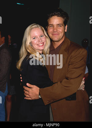 1992 - - - Bell und Damian besuchen die 5000 episode Feier für die Soap Opera Fernsehen zeigen Jung & unruhig. - - -' Tsuni/Bourquard' Lauralee Bell und Michael Damian Lauralee Bell und Michael Damian Lauralee Bell und Michael Damian Ereignis in Hollywood Leben - Kalifornien, Red Carpet Event, Vertikal, USA, Filmindustrie, Prominente, Fotografie, Bestof, Kunst, Kultur und Unterhaltung, Topix Celebrities Fashion / vom roten Teppich -1994-2000, eine Person, Vertikal, Besten, Hollywood Leben, Event in Hollywood Leben - Kalifornien, Roter Teppich und backstage, USA, Filmindustrie, Celeb Stockfoto