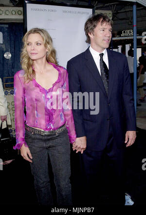 18 Aug 2000, Los Angeles, Kalifornien, USA ----- Michelle Pfeiffer und Ehemann David Kelley an der "Was liegt unter 'Premiere. 7/18/00 - Los Angeles, CA -- "tsuni/Bourquard 'Michelle Pfeiffer und Ehemann David Kelley Michelle Pfeiffer und Ehemann David Kelley Michelle Pfeiffer und Ehemann David Kelley Ereignis in Hollywood Leben - Kalifornien, Red Carpet Event, Vertikal, USA, Filmindustrie, Prominente, Fotografie, Bestof, Kunst, Kultur und Unterhaltung, Topix Celebrities Fashion / vom roten Teppich -1994-2000, eine Person, Vertikal, Besten, Hollywood Leben, Event in Hollywood Life-Californ Stockfoto