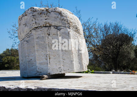 Heiligtum von Nemesis an Rhamnous im nordöstlichen Attika, Griechenland. Zwei Tempel zu Nemesis und Themis kann an die archäologische Stätte-4. Jahrhunderts gefunden werden Stockfoto