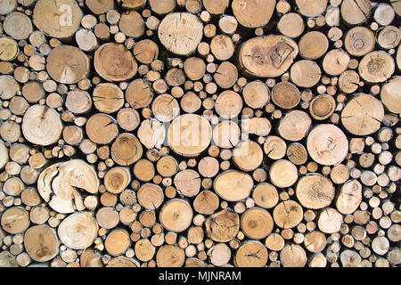 Schnittholz Protokolle für einen Holzofen gestapelt. Close up in vollem Rahmen und ein horizontales Format Stockfoto