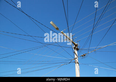 Telegraphenmast mit vielen Adern in einem Vorort von Melbourne. Horizontale mit einem klaren blauen Himmel Hintergrund. Stockfoto